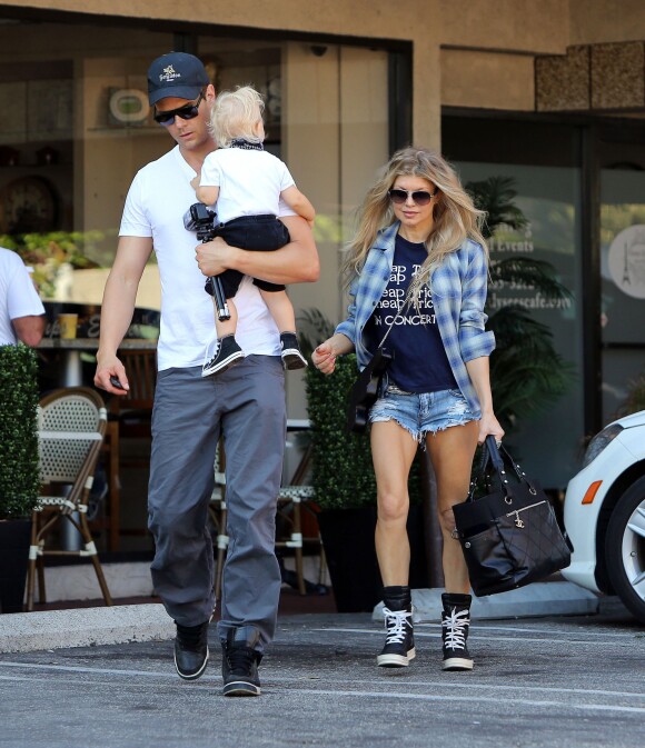 Exclusif - Fergie et Josh Duhamel se promènent avec leur fils Axl à Los Angeles, le 9 novembre 2014  