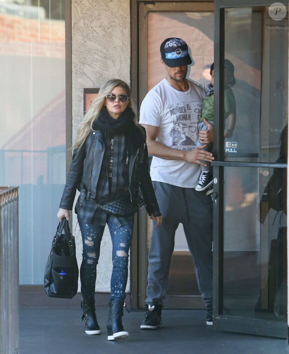 Fergie, Josh Duhamel et leur fils Axl se promènent à Los Angeles le 18 janvier 2015 