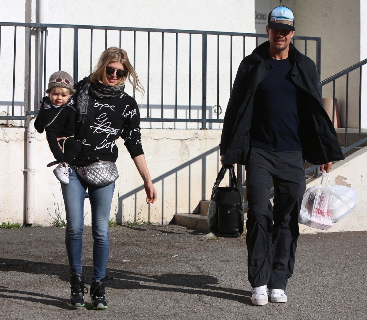 Vidéo Exclusif Josh Duhamel, Fergie et leur fils Axl vont prendre