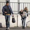 Fergie et Josh Duhamel se promènent avec leur fils Axl à Brentwood Los Angeles, le 27 décembre 2014
