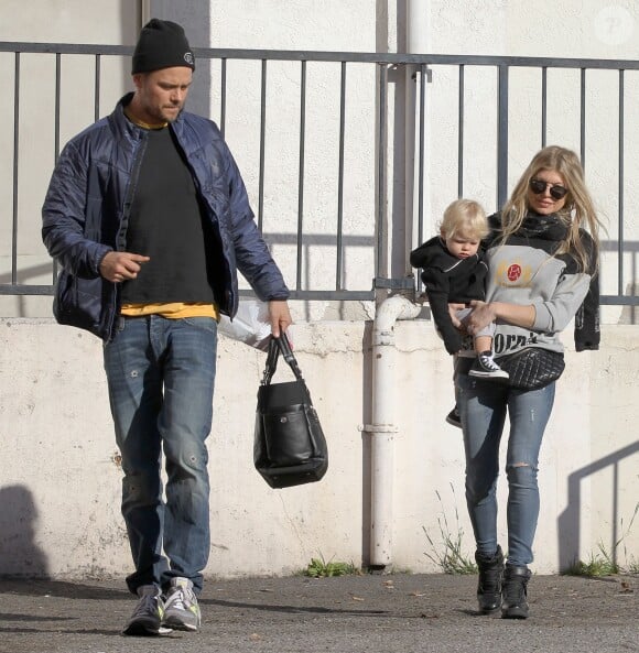 Fergie et Josh Duhamel se promènent avec leur fils Axl à Brentwood Los Angeles, le 27 décembre 2014