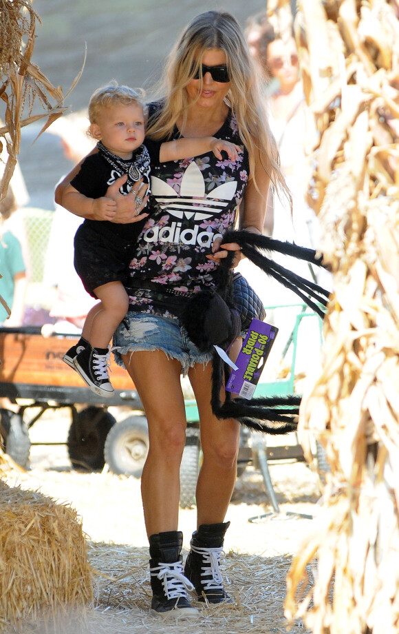 Fergie (sac Chanel forme banane, top Adidas) et son mari Josh Duhamel emmènent leur fils Axl (chaussures Adidas) au Mr. Bones Pumpkin Patch à West Hollywood, le 11 octobre 2014. 