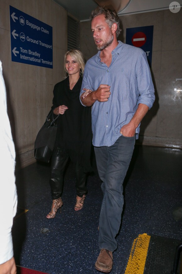 Jessica Simpson (sac Givenchy) et son mari Eric Johnson arrivent à l'aéroport de LAX à Los Angeles, le 1er octobre 2014 
