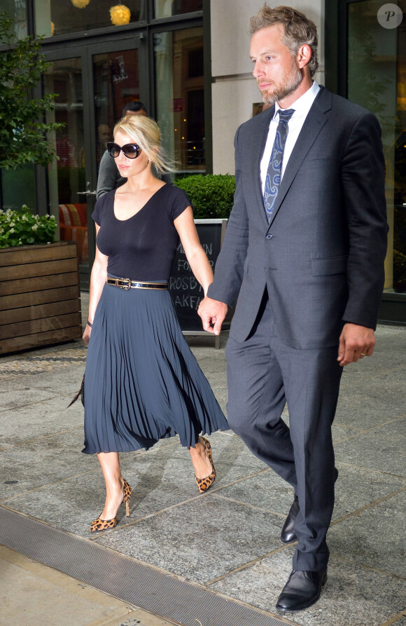 Jessica Simpson et son mari Eric Johnson se baladent, main dans la main, dans les rues de New York, le 1er octobre 2014 