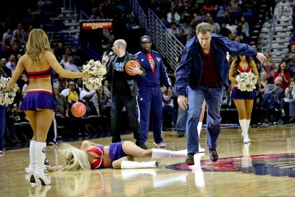 Le 21 janvier dernier, Will Ferrell a filmé une scène de son prochain film Daddy's Home : lors de la mi-temps d'un match de basket il tire de plein fouet dans la tête d'une pom-pom girl.