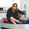 Wes Scantlin (Puddle of Mudd) pose sur un carrousel à bagages après son arrestation pour avoir tenté de monter dessus à Denver le 16 janvier 2015.