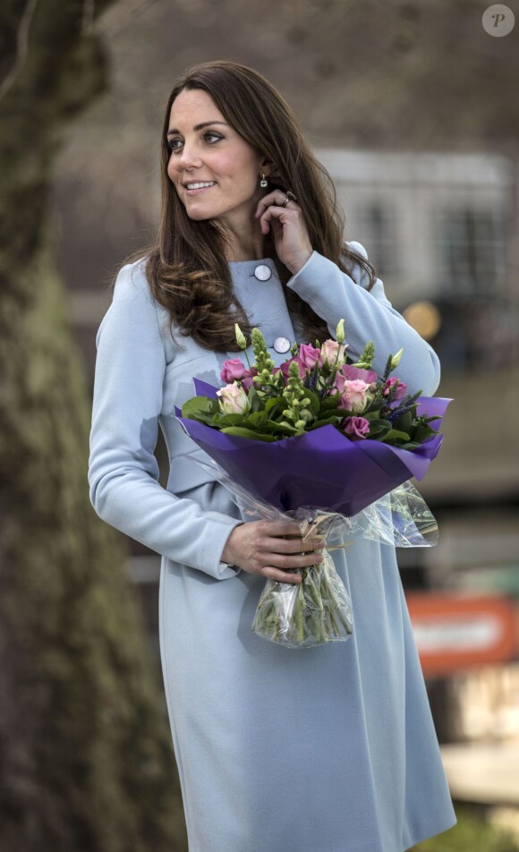 Kate Middleton, enceinte de six mois, lors de ses engagements officiels du 19 janvier 2015. Après quoi, elle s'est envolée pour quelques jours de vacances sur l'Île Moustique, avec William, George et ses parents.