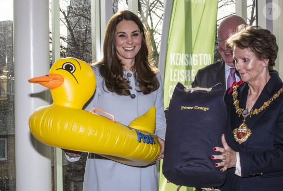 Kate Middleton, enceinte de six mois, lors de ses engagements officiels du 19 janvier 2015. Après quoi, elle s'est envolée pour quelques jours de vacances sur l'Île Moustique, avec William, George et ses parents.