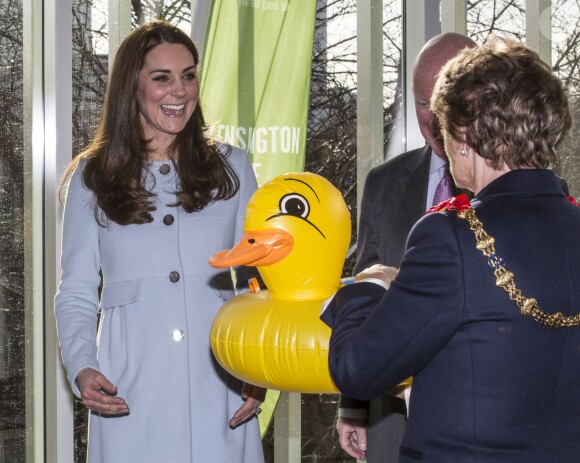 Kate Middleton, enceinte de six mois, lors de ses engagements officiels du 19 janvier 2015. Après quoi, elle s'est envolée pour quelques jours de vacances sur l'Île Moustique, avec William, George et ses parents.