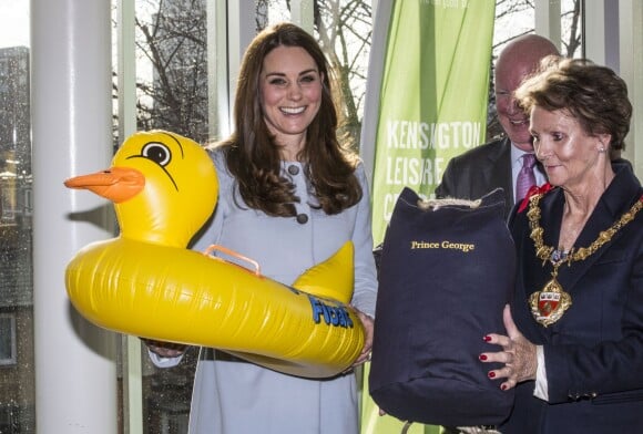 Kate Middleton a reçu en cadeau une bouée canard pour le prince George, en janvier 2015 lors d'une mission officielle.