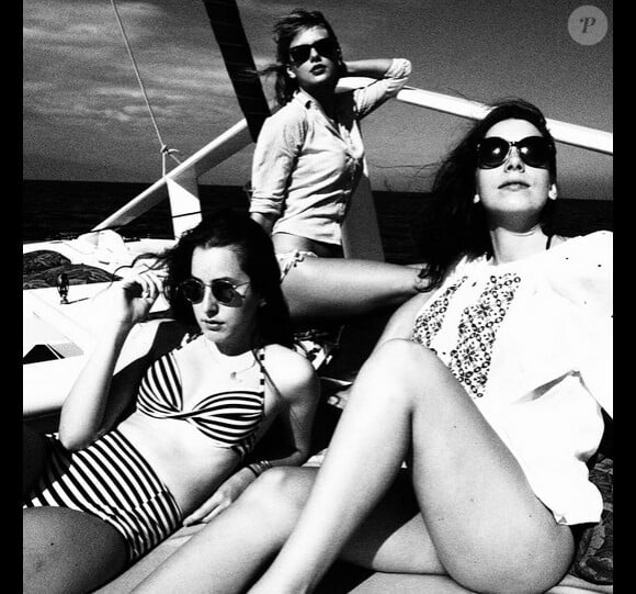 Le 24 janvier 2015, la chanteuse Taylor Swift a partagé sur son compte Instagram les photos de ses vacances à Hawaï avec les soeurs du groupe Haim.