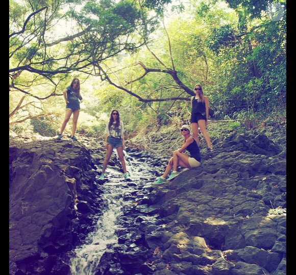 Le 24 janvier 2015, la chanteuse Taylor Swift a partagé sur son compte Instagram les photos de ses vacances à Hawaï avec les trois soeurs du groupe de pop américain Haim.