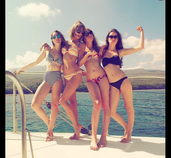 Le 24 janvier 2015, la chanteuse Taylor Swift a partagé sur son compte Instagram les photos de ses vacances à Hawaï avec les soeurs du groupe de pop américain Haim.