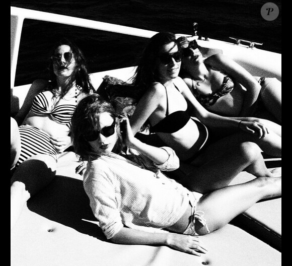Le 24 janvier 2015, la chanteuse Taylor Swift a partagé sur son compte Instagram les photos de ses vacances à Hawaï avec les soeurs du groupe de pop américain Haim.