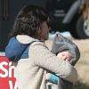 Semi Exclusif - Rachel Bilson, son compagnon Hayden Christensen et leur fille Briar Rose montent à bord d'un camping-car avec des membres de leur famille, dont Janice Stango, la mère de Rachel Bilson, à Barstow en Californie, le 15 janvier 2015.  
