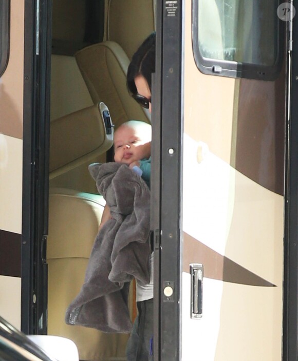 Semi Exclusif - Rachel Bilson, son compagnon Hayden Christensen et leur fille Briar Rose montent à bord d'un camping-car avec des membres de leur famille, dont Janice Stango, la mère de Rachel Bilson, à Barstow en Californie, le 15 janvier 2015.   