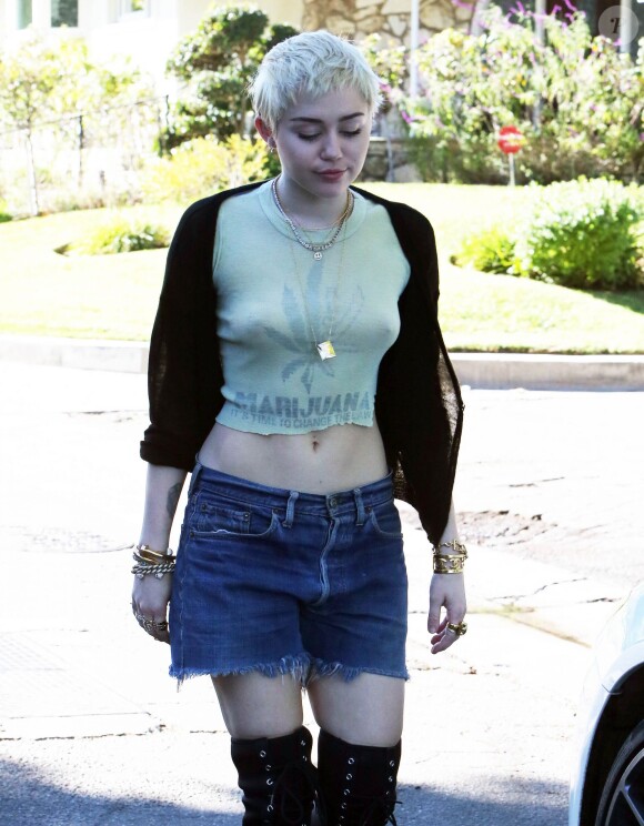 Semi-Exclusif - Miley Cyrus, sans soutien-gorge, porte un t-shirt en faveur de la dépénalisation de la marijuana, alors qu'elle se promène à Hollywood, le 14 janvier 2015.