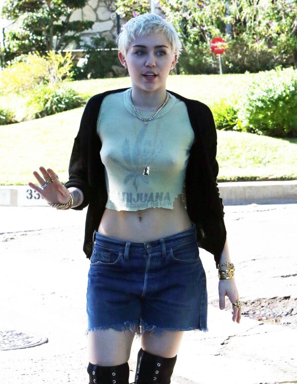 Semi-Exclusif - Miley Cyrus, sans soutien-gorge, porte un t-shirt en faveur de la dépénalisation de la marijuana, alors qu'elle se promène à Hollywood, le 14 janvier 2015.