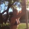 La chanteuse Miley Cyrus se frotte contre un arbre dans une vidéo publiée sur son compte Instagram, le samedi 24 janvier 2015.