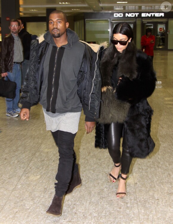 Kim Kardashian et son mari Kanye West arrivent à l'aéroport de Dulles à Washington. Le 24 janvier 2015.