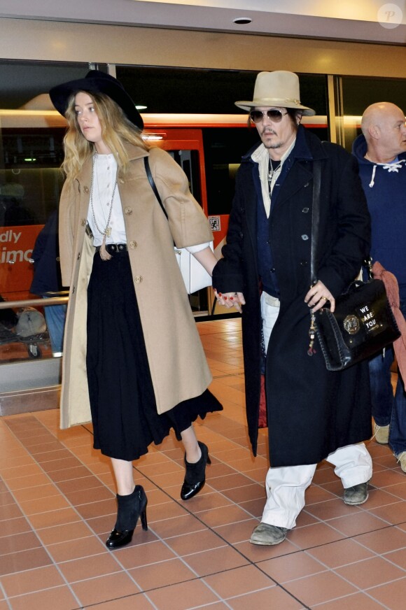 Johnny Depp et Amber Heard main dans la main au Haneda Airport, Tokyo, le 26 janvier 2015.