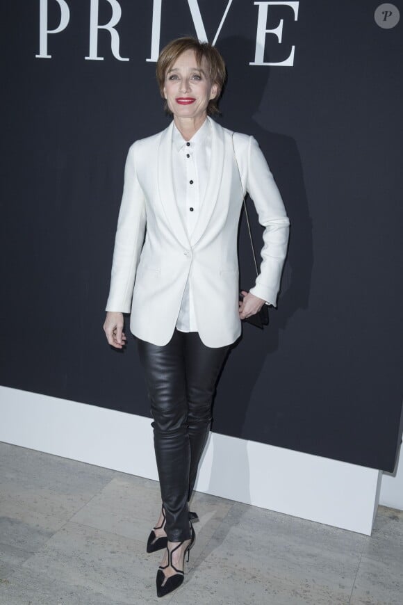 Kristin Scott Thomas lors du défilé Giorgio Armani Privé printemps-été 2015 au Palais de Tokyo. Paris, le 27 janvier 2015.