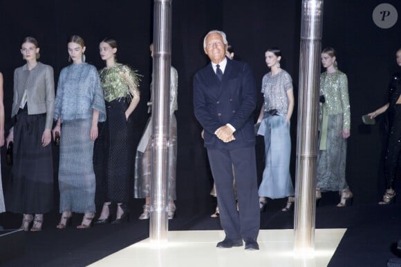 Le couturier Giorgio Armani salue ses invités à l'issue du défilé Giorgio Armani Privé printemps-été 2015 au Palais de Tokyo. Paris, le 27 janvier 2015.