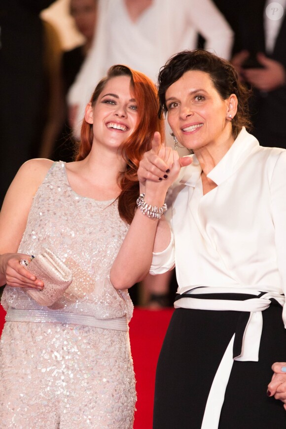 Kristen Stewart et Juliette Binoche - Descente des marches du film "Sils Maria" lors du 67e Festival du film de Cannes le 23 mai 2014.