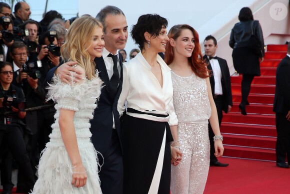 Chloë Grace Moretz, Olivier Assayas, Juliette Binoche et Kristen Stewart à la montée des marches du film "Sils Maria" lors du 67e Festival du film de Cannes le 23 mai 2014.