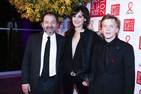 Denis Olivennes, Ines de la Fressange et Alex Lutz au Dîner de la mode pour le Sidaction au pavillon d'Armenonville à Paris le 29 janvier 2015. 