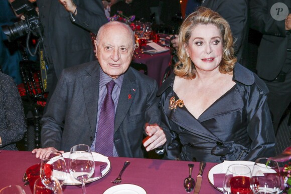 Pierre Bergé et Catherine Deneuve au Dîner de la mode pour le Sidaction au pavillon d'Armenonville à Paris le 29 janvier 2015. 