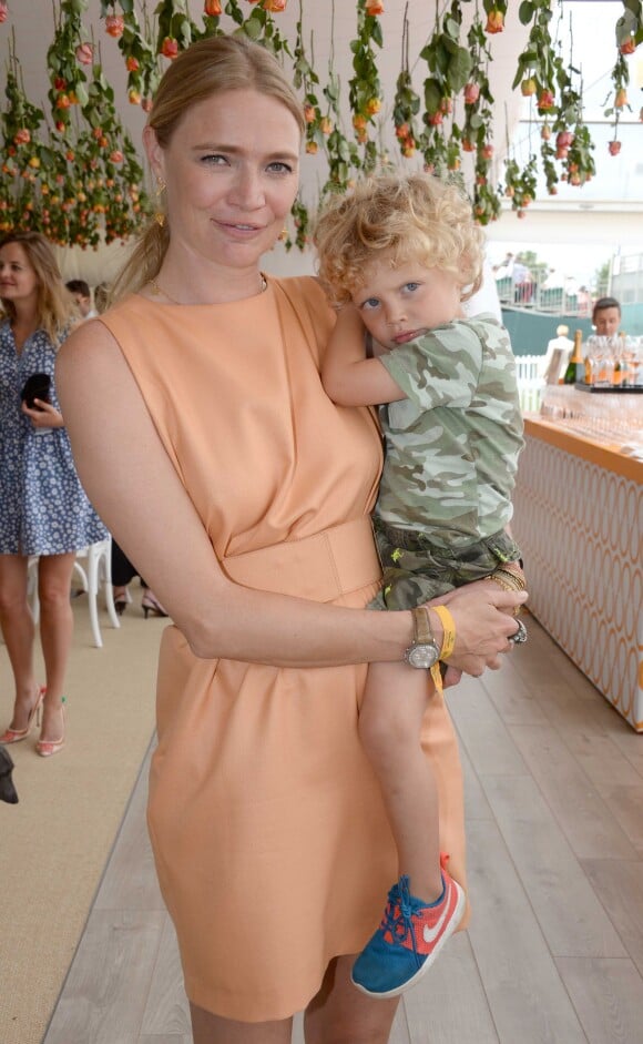 Jodie Kidd avec son fils Indio - People au match de polo Veuve Clicquot lors de la "Gold Cup Final" à West Sussex le 20 juillet 2014.  The Veuve Clicquot Gold Cup at Cowdray Park Polo Club, Midhurst, West Sussex, UK on july 20, 2014.20/07/2014 - West Sussex