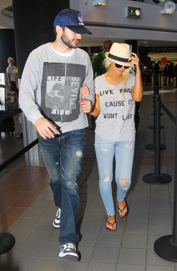 Christina Aguilera et son petit ami Matthew Rutler quittent l'aeroport de Los Angeles, le 22 juin 2013  