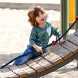  Exclusif - Jordan Bratman emmene son fils Max dans un parc a Santa Monica le 4 avril 2013.&nbsp;  