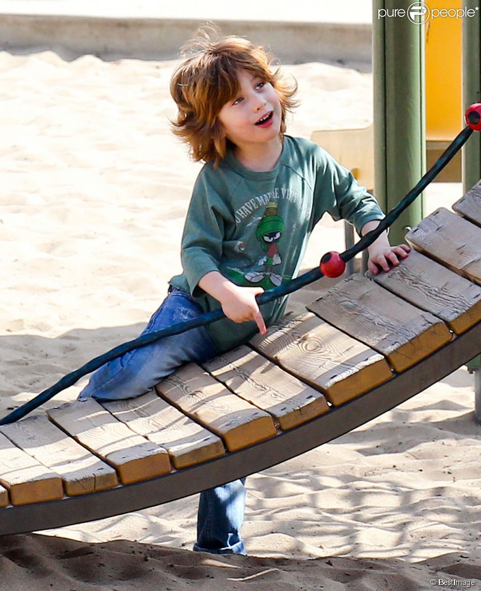  Exclusif - Jordan Bratman emmene son fils Max dans un parc a Santa Monica le 4 avril 2013.&amp;nbsp;  
