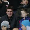 Benjamin Castaldi et ses enfants lors du match entre le PSG et le Stade Rennais au Parc des Princes à Paris le 30 janvier 2015