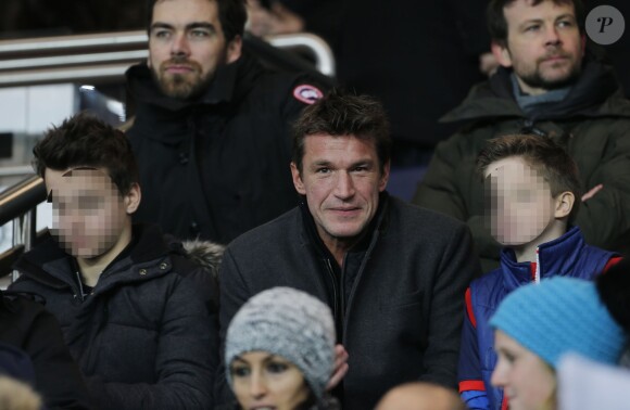 Benjamin Castaldi et ses enfants lors du match entre le PSG et le Stade Rennais au Parc des Princes à Paris le 30 janvier 2015