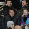 Benjamin Castaldi et ses enfants lors du match entre le PSG et le Stade Rennais au Parc des Princes à Paris le 30 janvier 2015