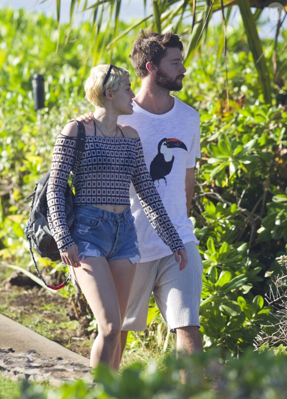 Exclusif - Miley Cyrus et son petit ami Patrick Schwarzenegger, en vacances à Hawaï, se rendent sur la plage de Maui, le 21 janvier 2015.