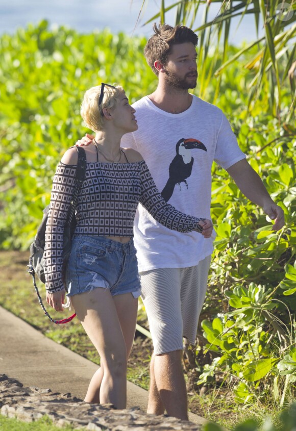 Exclusif - Miley Cyrus et son petit ami Patrick Schwarzenegger, en vacances à Hawaï, se rendent sur la plage de Maui, le 21 janvier 2015.