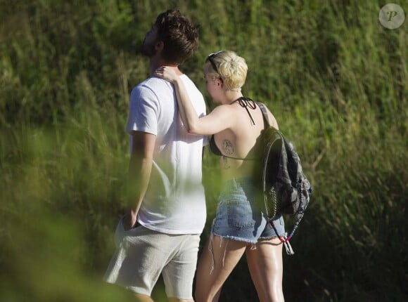 Exclusif - Miley Cyrus et son petit ami Patrick Schwarzenegger, en vacances à Hawaï, se rendent sur la plage de Maui, le 21 janvier 2015.