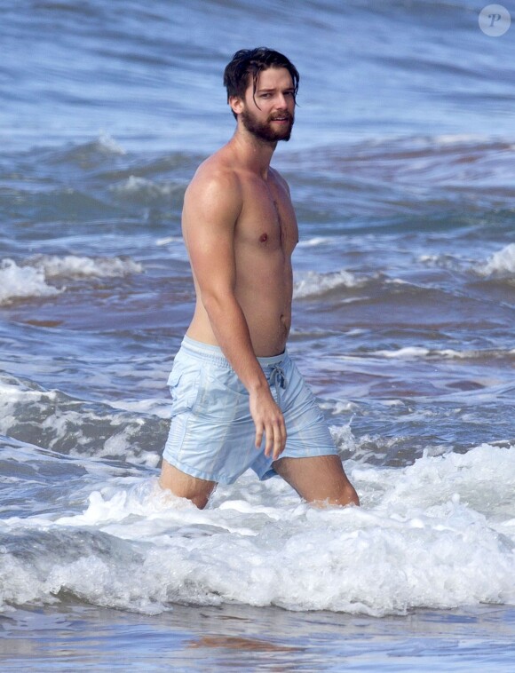 Exclusif - Patrick Schwarzenegger, en vacances à Hawaï, sur la plage de Maui, le 21 janvier 2015.