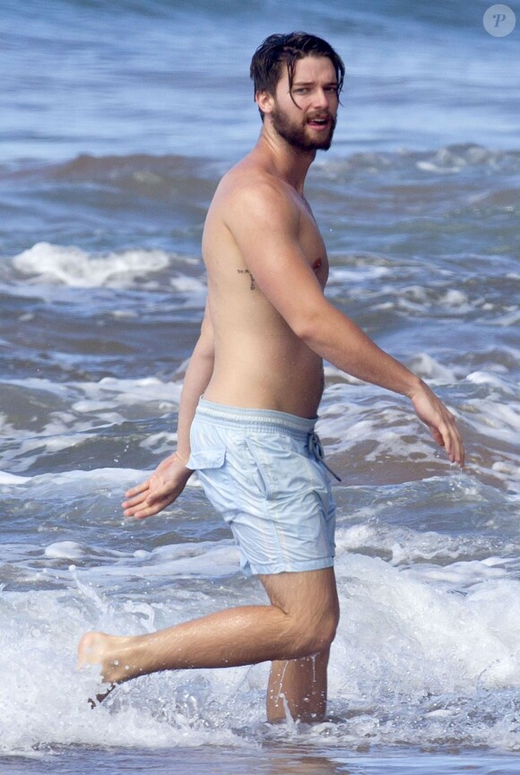 Exclusif - Patrick Schwarzenegger, en vacances à Hawaï, sur la plage de Maui, le 21 janvier 2015.