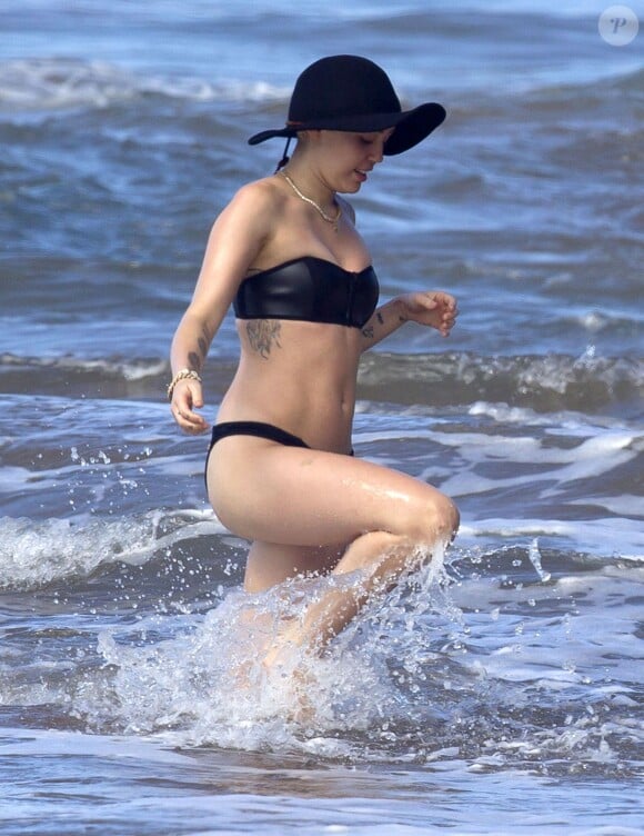 Exclusif - Miley Cyrus, en vacances à Hawaï, sur la plage de Maui, le 21 janvier 2015.