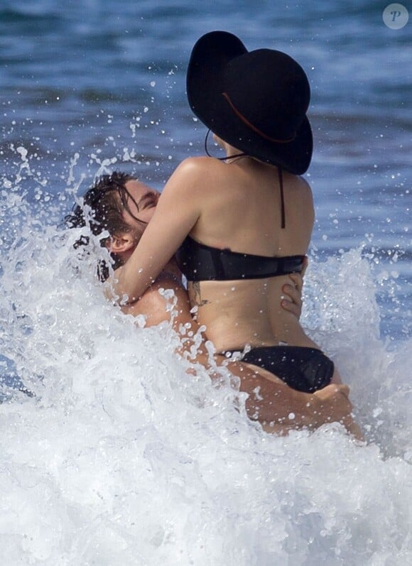 Exclusif - Prix spécial - No Web - Miley Cyrus et son petit ami Patrick Schwarzenegger en vacances sur la plage de Maui à Hawaï le 21 janvier 2015.  Exclusive - Couple Miley Cyrus and Patrick Schwarzenegger can't keep their hands off each other as they frolic in the ocean during their romantic vacation in Maui, Hawaii on January 21, 2015. Miley showed off her bikini body as she hopped onto Patrick's back and later into his arms for some kisses!22/01/2015 - Maui
