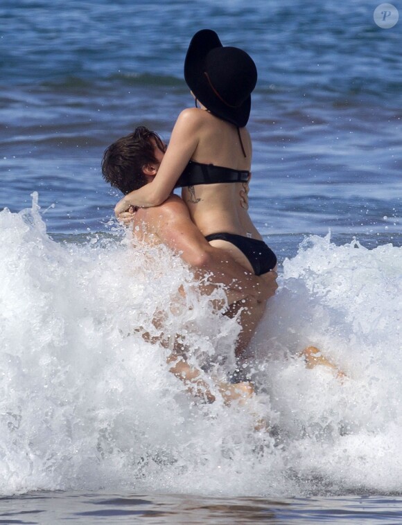 Exclusif - Prix spécial - No Web - Miley Cyrus et son petit ami Patrick Schwarzenegger en vacances sur la plage de Maui à Hawaï le 21 janvier 2015. Exclusive - Couple Miley Cyrus and Patrick Schwarzenegger can't keep their hands off each other as they frolic in the ocean during their romantic vacation in Maui, Hawaii on January 21, 2015. Miley showed off her bikini body as she hopped onto Patrick's back and later into his arms for some kisses!22/01/2015 - Maui