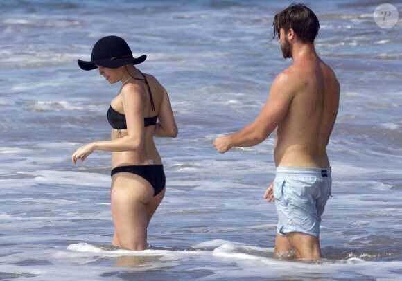 Exclusif - Miley Cyrus et son petit ami Patrick Schwarzenegger s'amusent sur la plage de Maui, le 21 janvier 2015.
