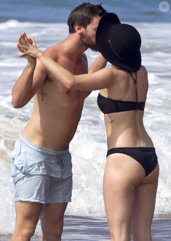 Exclusif - Miley Cyrus et son petit ami Patrick Schwarzenegger s'amusent sur la plage de Maui, le 21 janvier 2015.