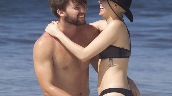 Miley Cyrus et son chéri : Torride complicité, à moitié nus dans les vagues...