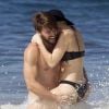 Exclusif - Miley Cyrus et son petit ami Patrick Schwarzenegger,sur la plage de Maui, le 21 janvier 2015.
